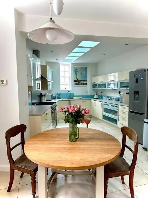 הוילה Large Georgian House In Heart Of אקסטר